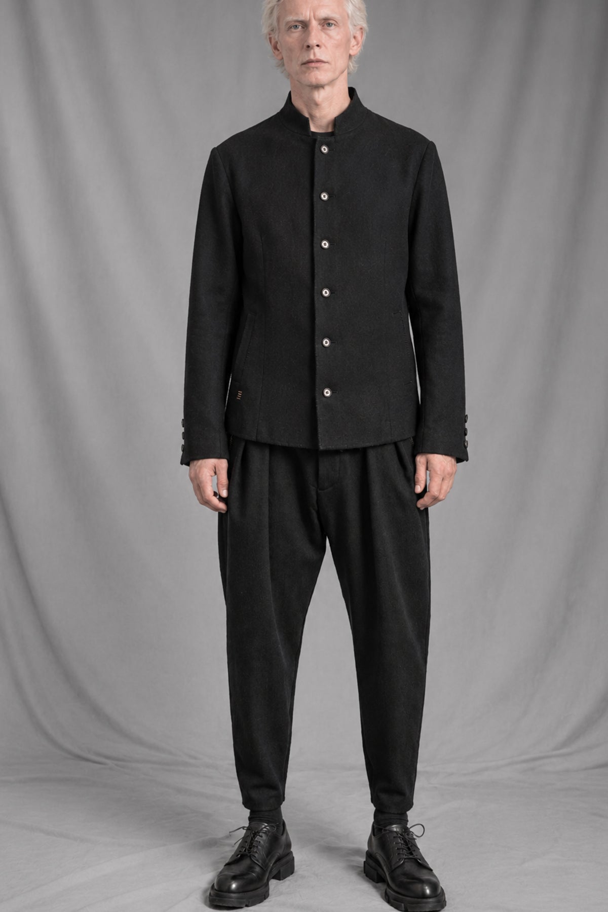 eigensinnig wien | EgoMis | Avantgardistischer Herren-Wollanzug mit Mao-Kragen-Sakko und Tapered-Fit Bundfaltenhose