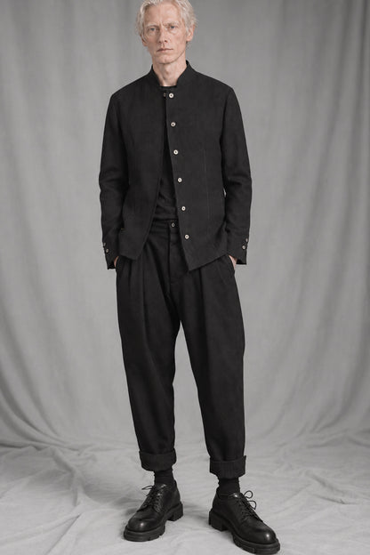 eigensinnig wien | EgoMis | Avantgardistischer Herren-Wollanzug mit Mao-Kragen-Sakko und Tapered-Fit Bundfaltenhose