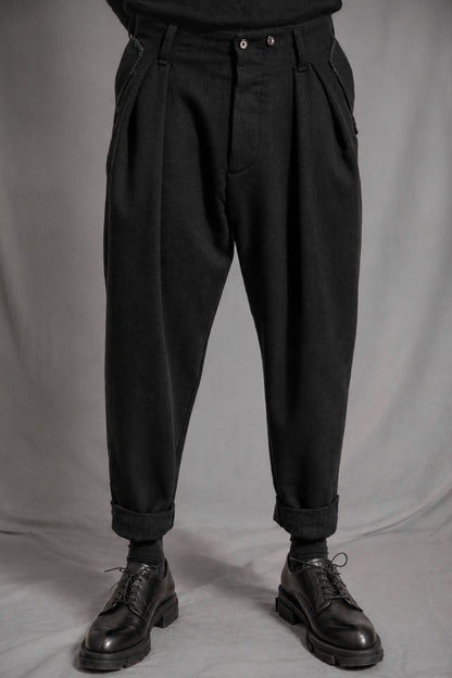 eigensinnig wien | EgoMis | Avantgardistischer Herren-Wollanzug mit Mao-Kragen-Sakko und Tapered-Fit Bundfaltenhose