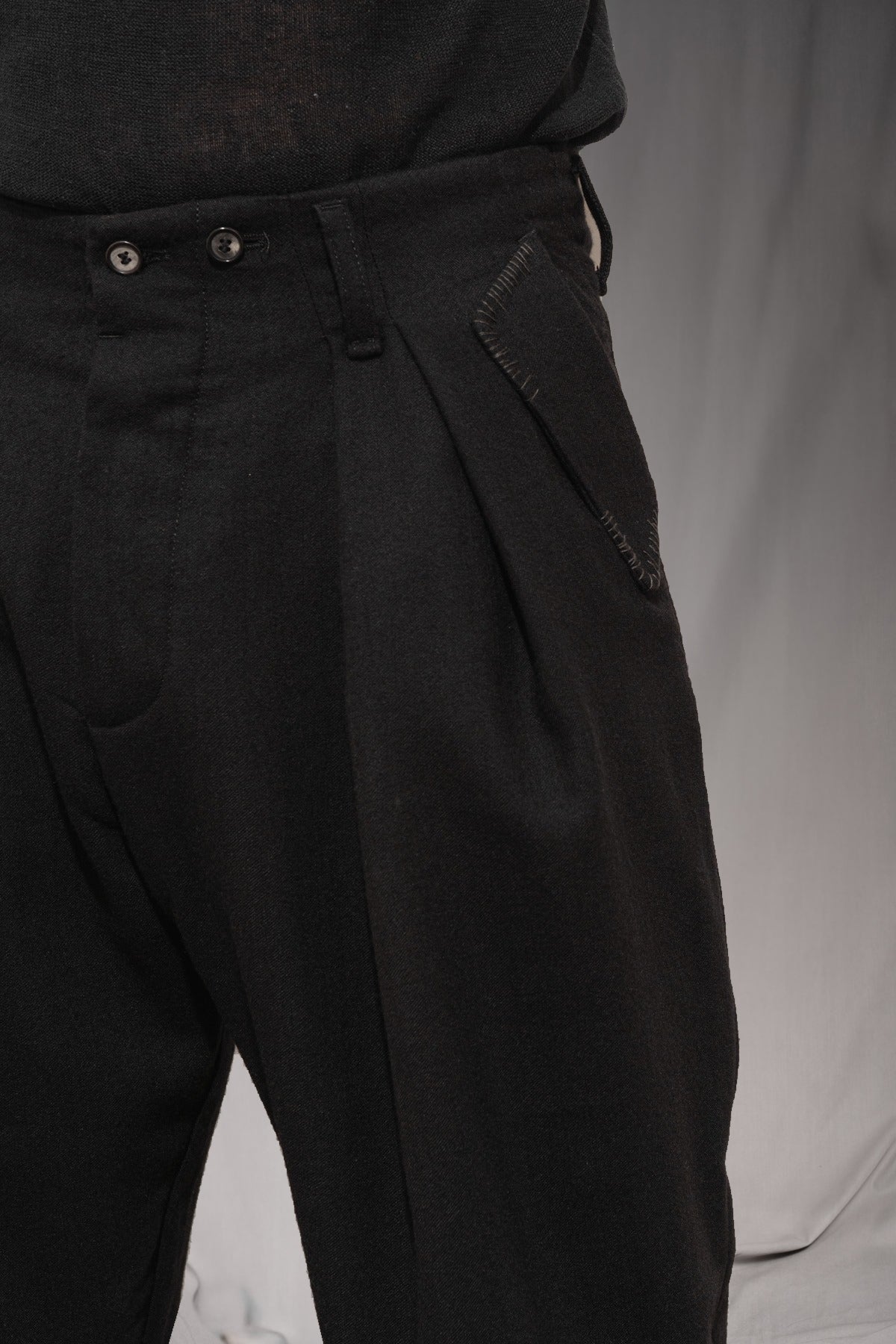 eigensinnig wien | EgoMis | Avantgardistischer Herren-Wollanzug mit Mao-Kragen-Sakko und Tapered-Fit Bundfaltenhose