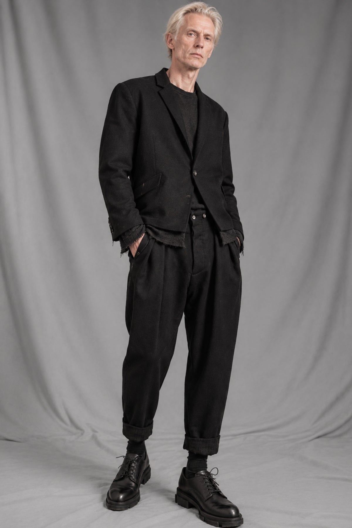 eigensinnig wien | EgoVin | Designer-Wollanzug für Herren mit Tapered-Fit Hose in Schwarz