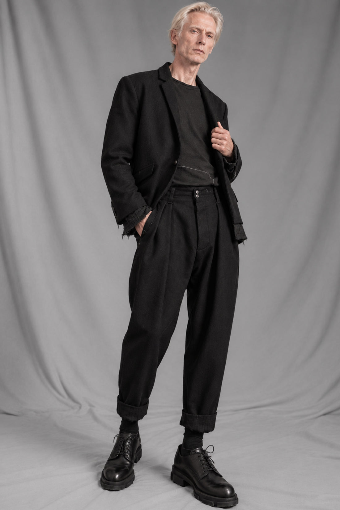 eigensinnig wien | EgoVin | Designer-Wollanzug für Herren mit Tapered-Fit Hose in Schwarz
