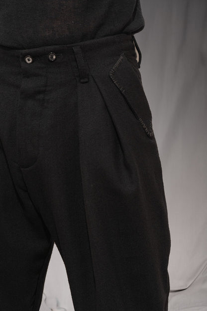 eigensinnig wien | EgoVin | Designer-Wollanzug für Herren mit Tapered-Fit Hose in Schwarz