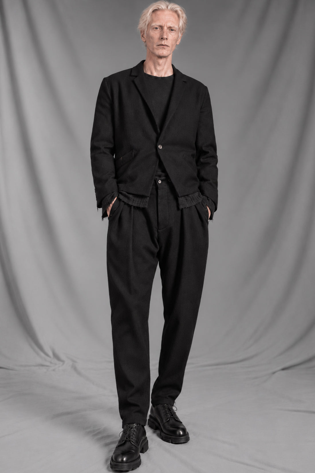eigensinnig wien | EgoVin | Designer-Wollanzug für Herren mit Tapered-Fit Hose in Schwarz