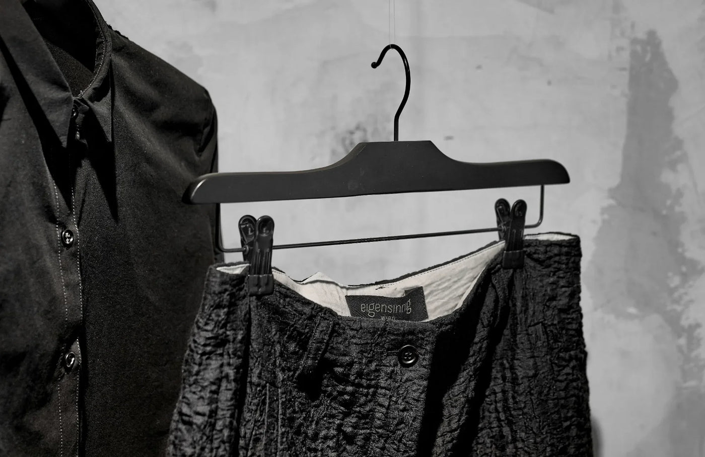 Schwarze strukturierte Designerhose von eigensinnig auf einem Kleiderbügel im Wiener Store