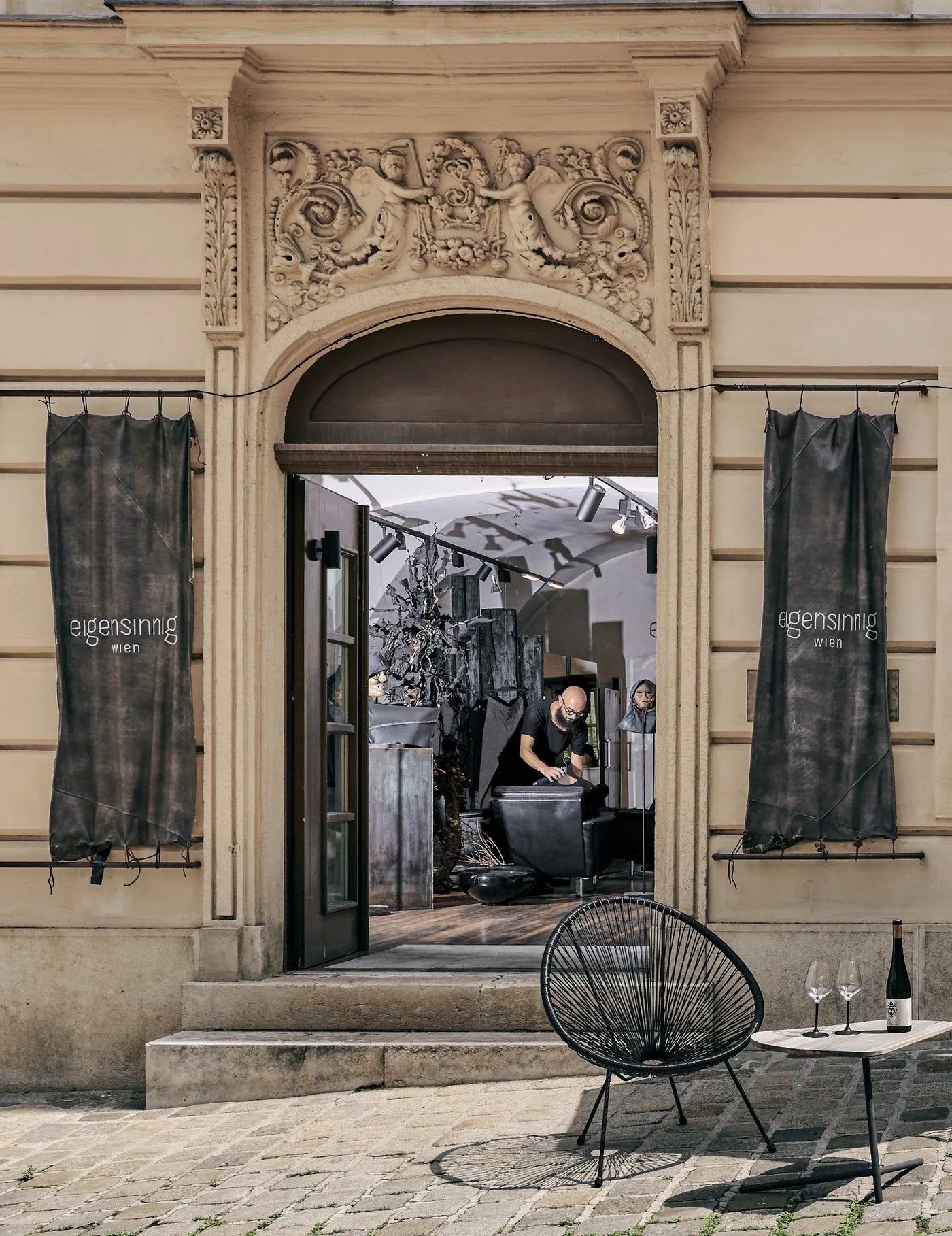 Eingang des eigensinnig Stores in Wien mit historischen Fassadendetails und Blick in den Innenraum