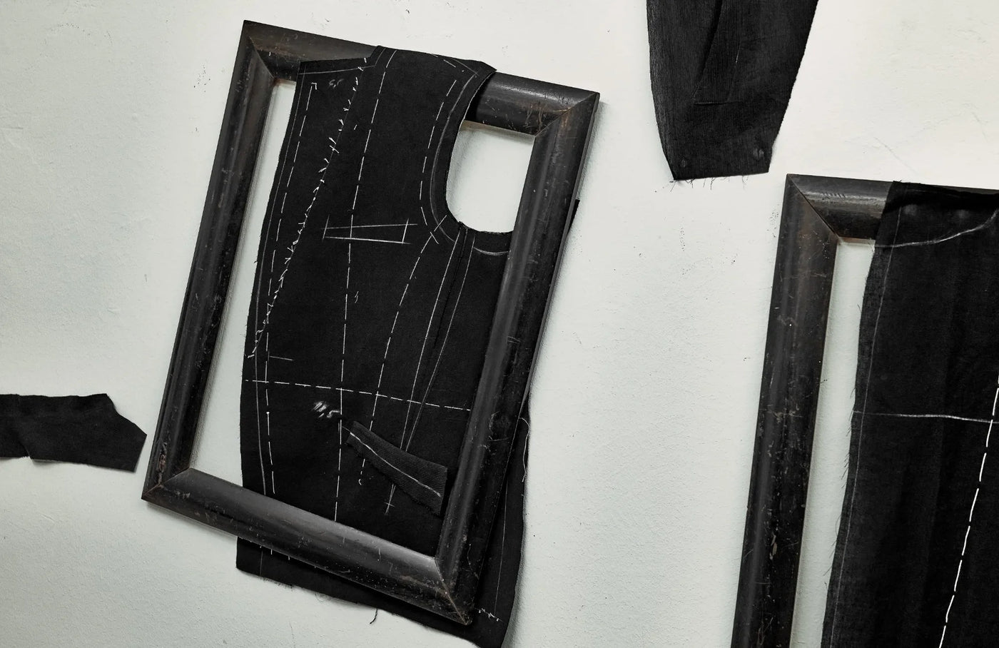 Gerahmte Schnittteile und textile Entwurfsdetails im eigensinnig Store in Wien