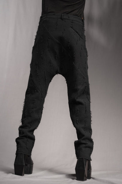 eigensinnig wien | Allegro | Sartoriale Hose mit tiefem Schritt aus Baumwolle mit roher Textur