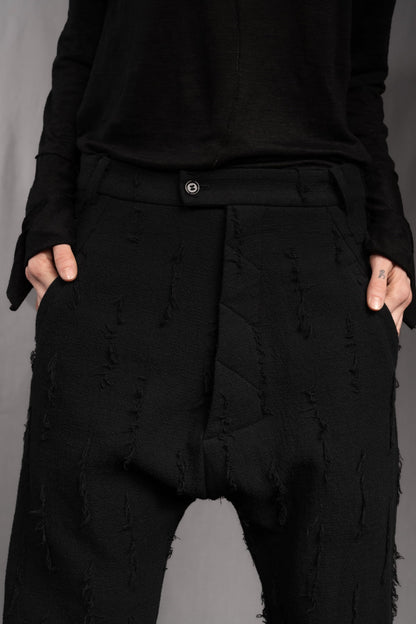 eigensinnig wien | Allegro | Sartoriale Hose mit tiefem Schritt aus Baumwolle mit roher Textur