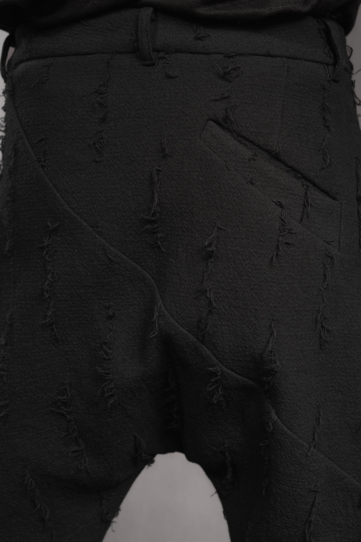 eigensinnig wien | Allegro | Sartoriale Hose mit tiefem Schritt aus Baumwolle mit roher Textur