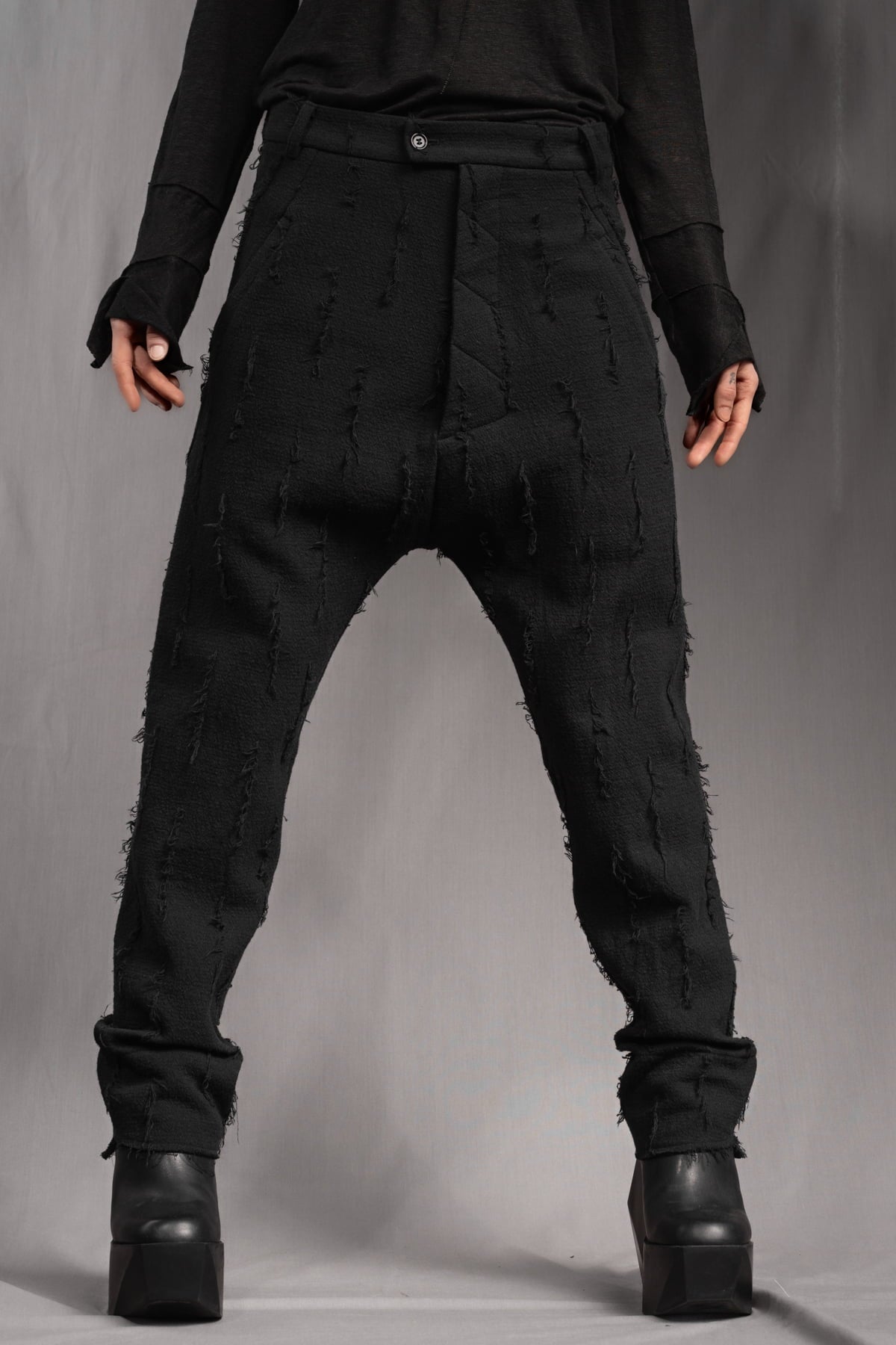 eigensinnig wien | Allegro | Sartoriale Hose mit tiefem Schritt aus Baumwolle mit roher Textur