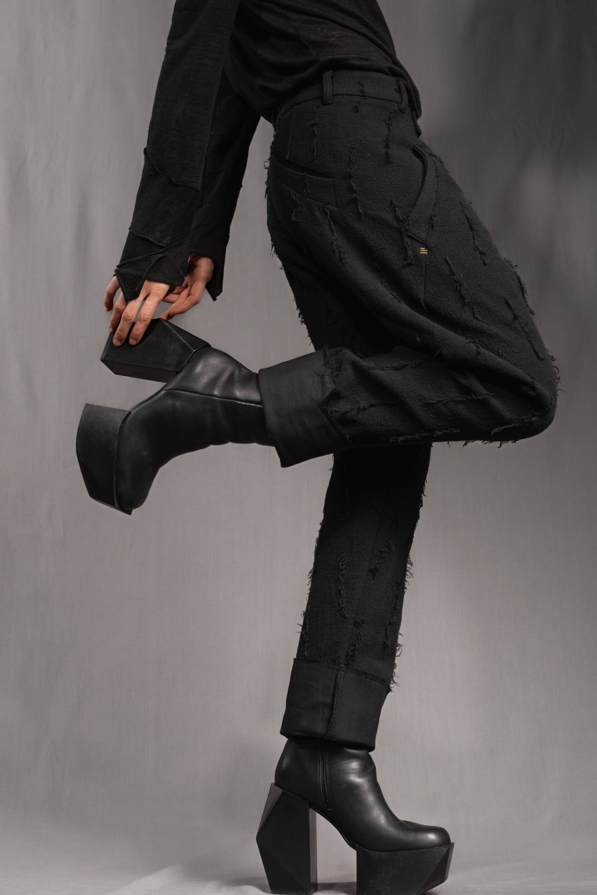 eigensinnig wien | Allegro | Sartoriale Hose mit tiefem Schritt aus Baumwolle mit roher Textur