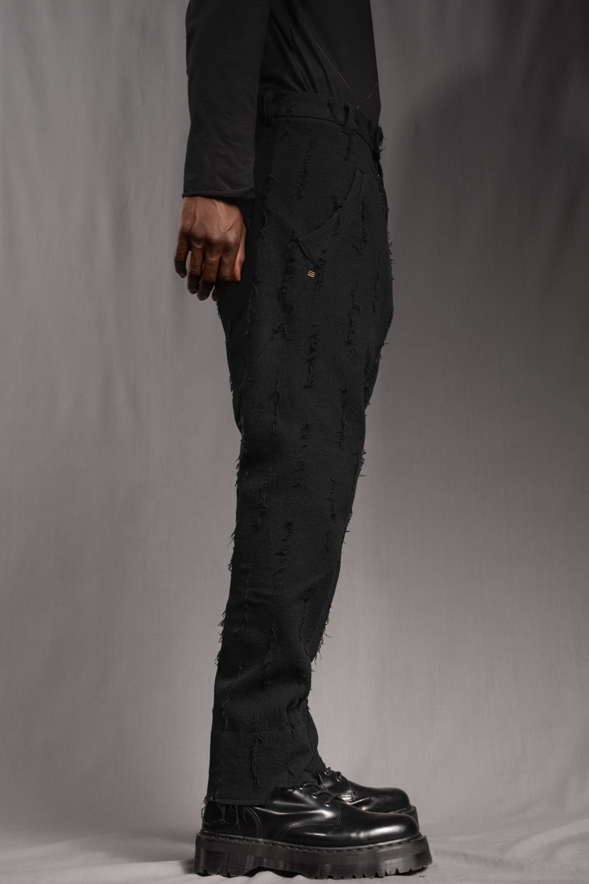 eigensinnig wien | Allegro | Sartoriale Hose mit tiefem Schritt aus Baumwolle mit roher Textur