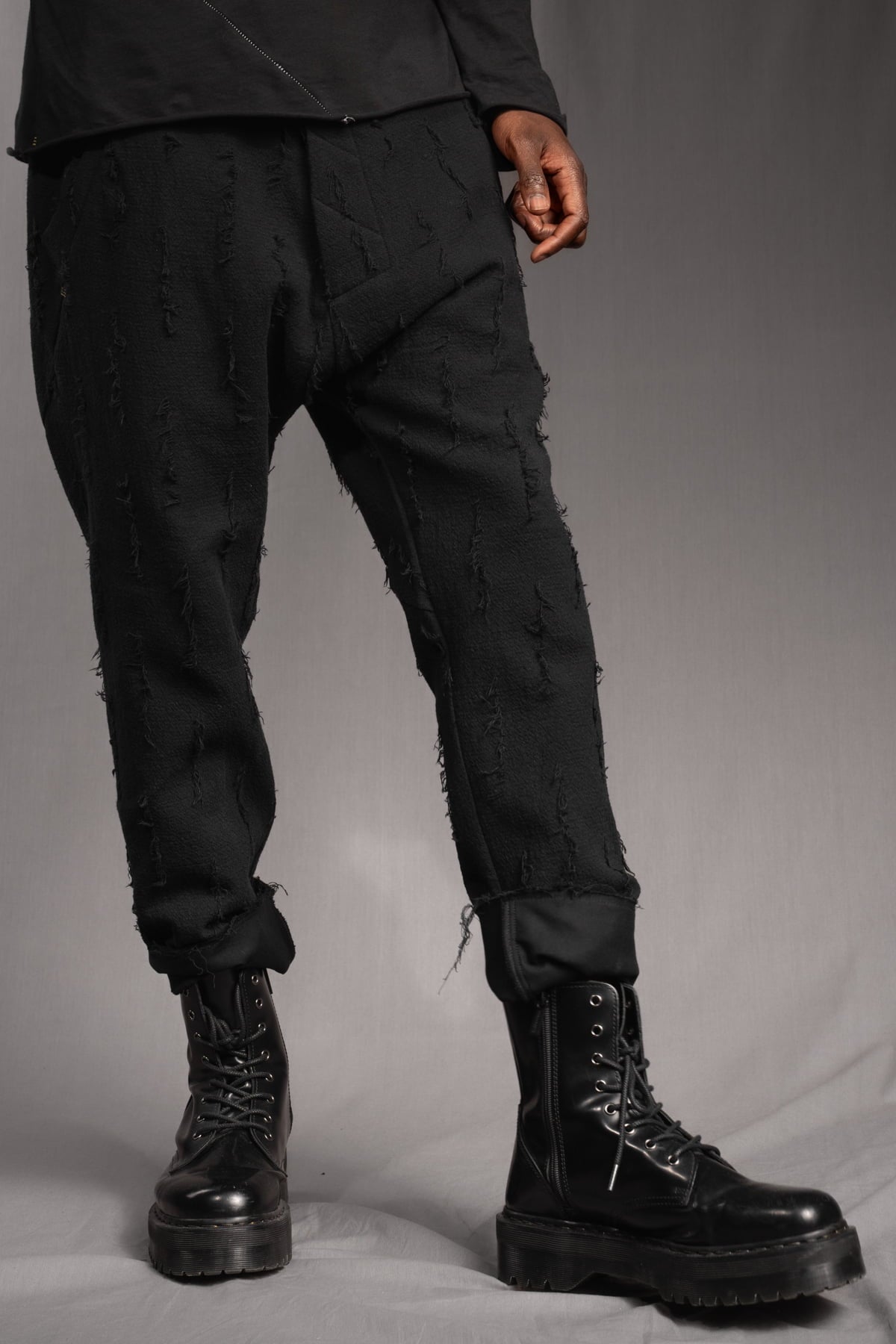 eigensinnig wien | Allegro | Sartoriale Hose mit tiefem Schritt aus Baumwolle mit roher Textur