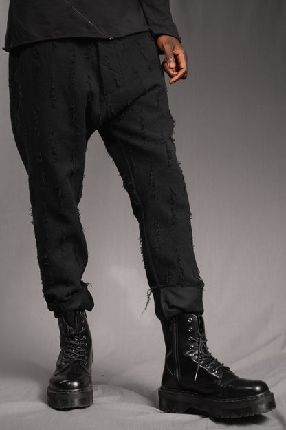 eigensinnig wien | Allegro | Sartoriale Hose mit tiefem Schritt aus Baumwolle mit roher Textur