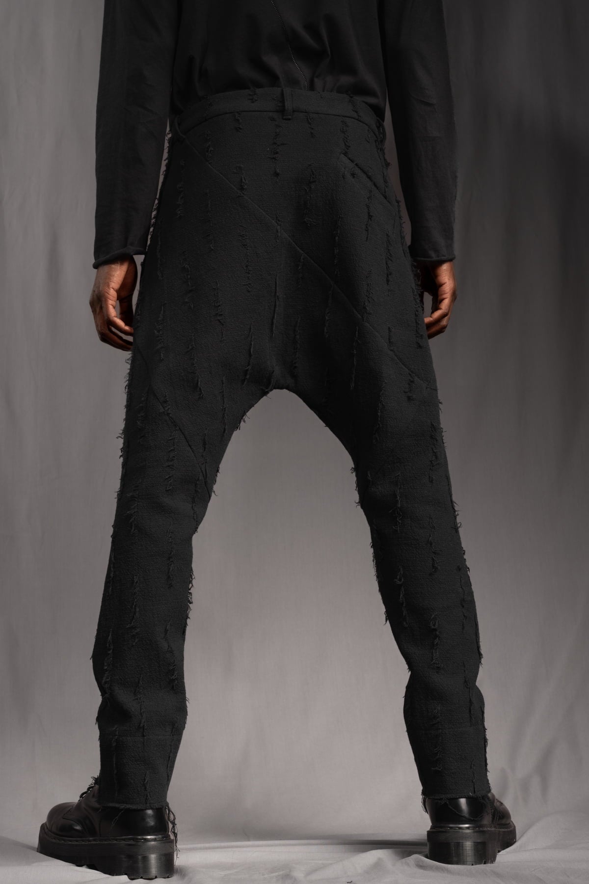 eigensinnig wien | Allegro | Sartoriale Hose mit tiefem Schritt aus Baumwolle mit roher Textur