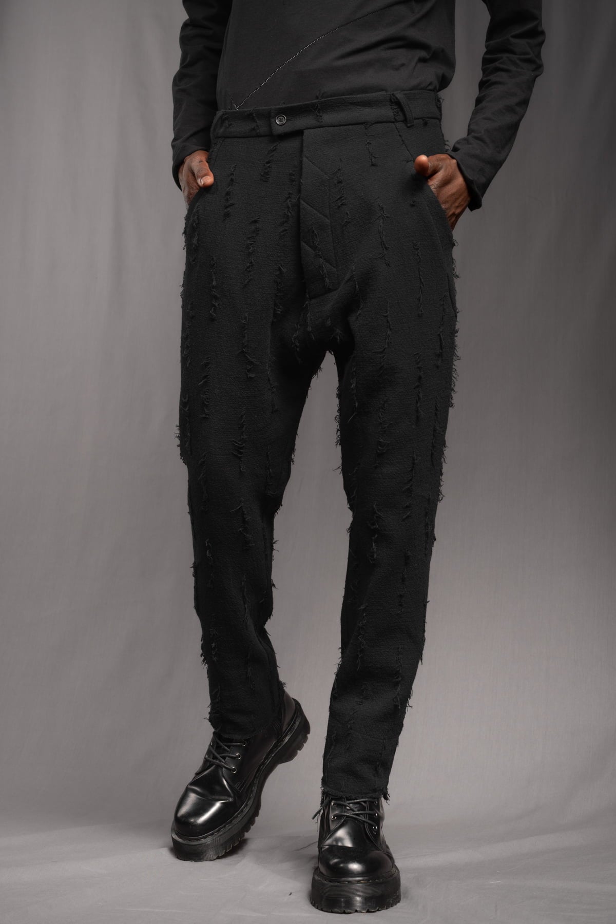 eigensinnig wien | Allegro | Sartoriale Hose mit tiefem Schritt aus Baumwolle mit roher Textur