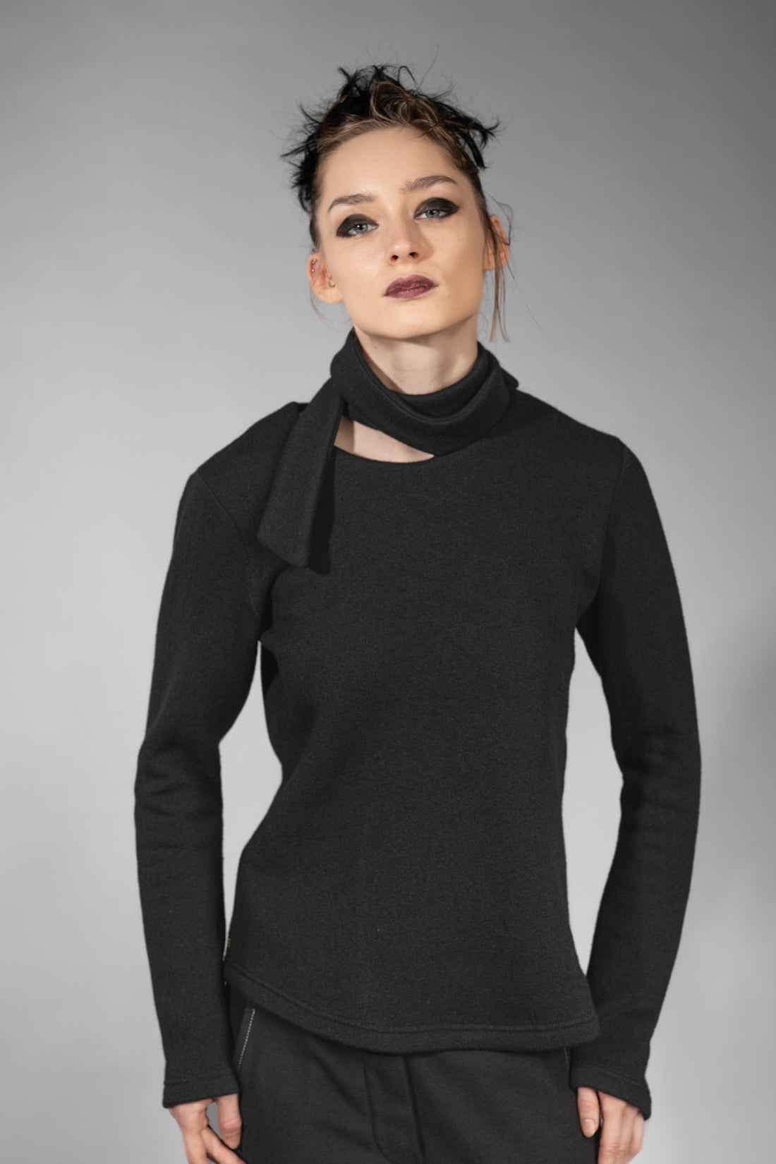 eigensinnig wien | Aoife | Schwarzer, hochwertiger Woll-Strickpullover für Damen mit asymmetrischem Schal