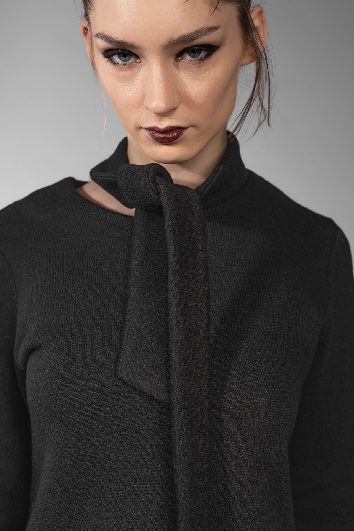 eigensinnig wien | Aoife | Schwarzer, hochwertiger Woll-Strickpullover für Damen mit asymmetrischem Schal