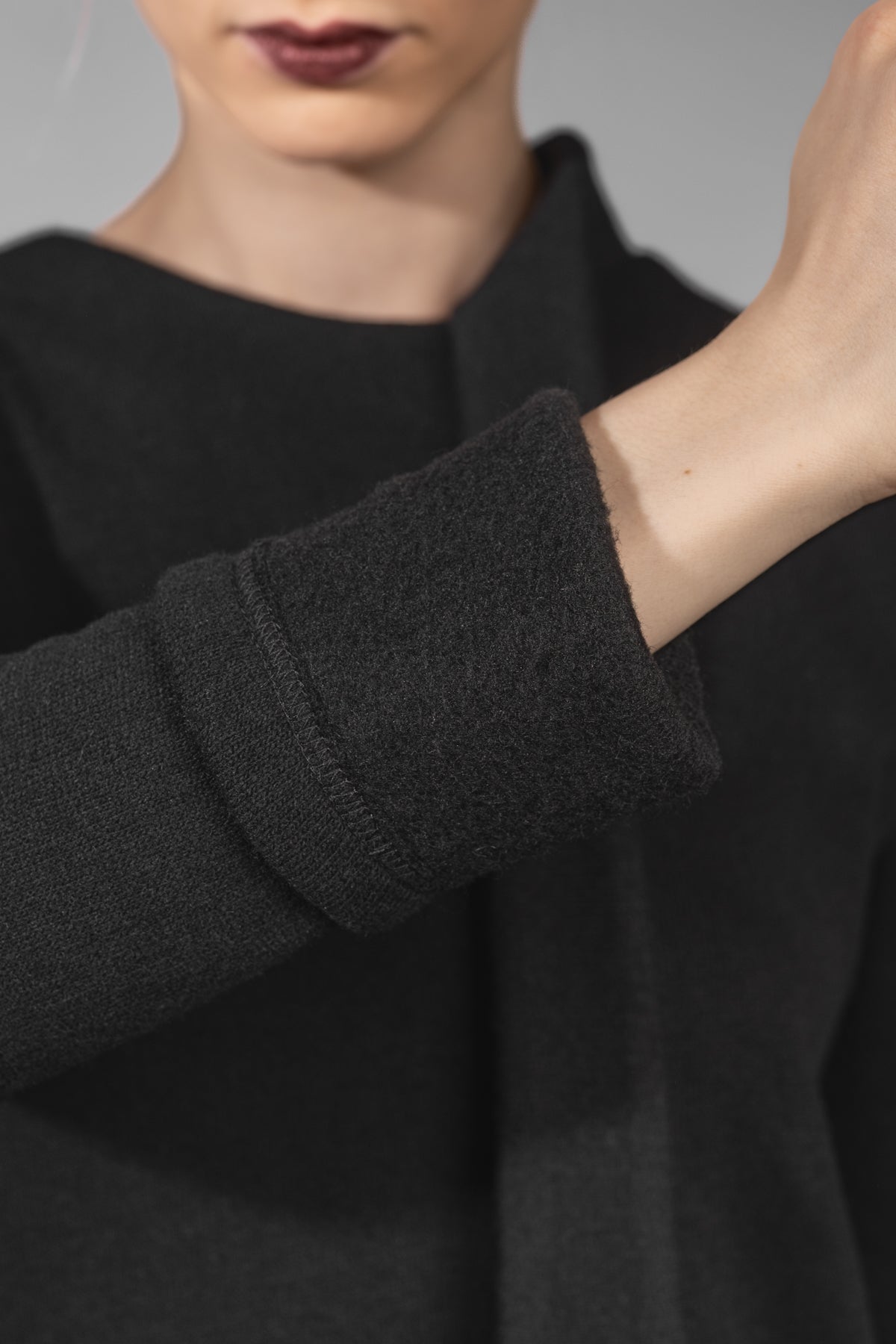 eigensinnig wien | Aoife | Schwarzer, hochwertiger Woll-Strickpullover für Damen mit asymmetrischem Schal