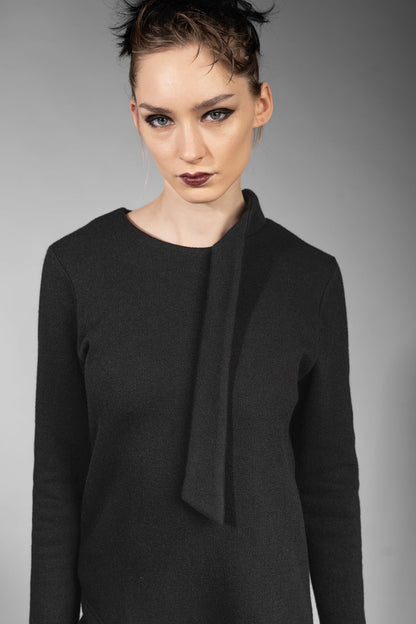 eigensinnig wien | Aoife | Schwarzer, hochwertiger Woll-Strickpullover für Damen mit asymmetrischem Schal
