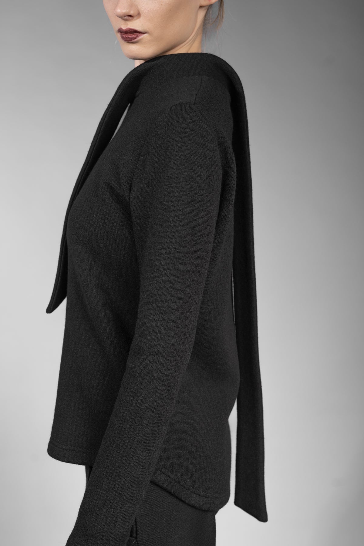 eigensinnig wien | Aoife | Schwarzer, hochwertiger Woll-Strickpullover für Damen mit asymmetrischem Schal