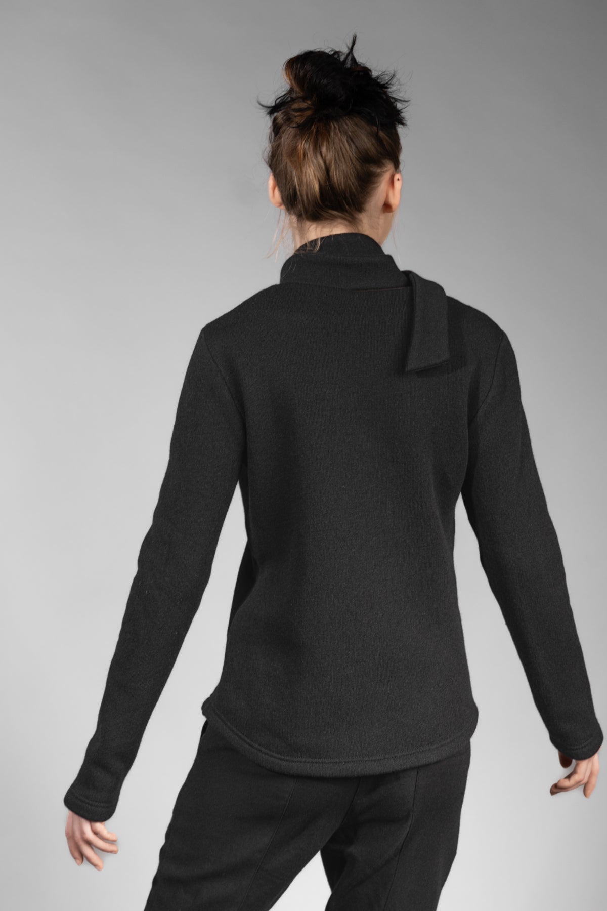 eigensinnig wien | Aoife | Schwarzer, hochwertiger Woll-Strickpullover für Damen mit asymmetrischem Schal