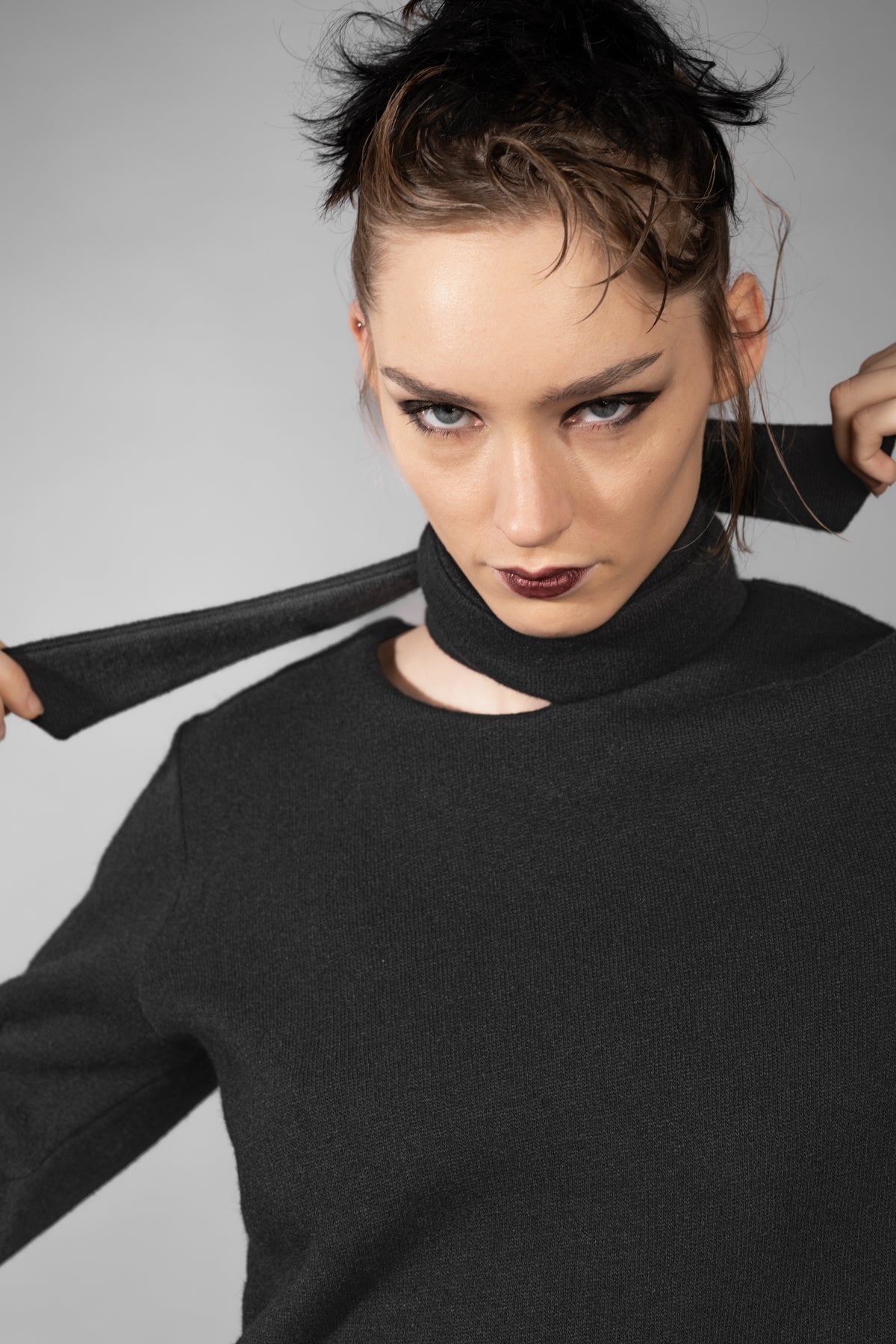 eigensinnig wien | Aoife | Schwarzer, hochwertiger Woll-Strickpullover für Damen mit asymmetrischem Schal