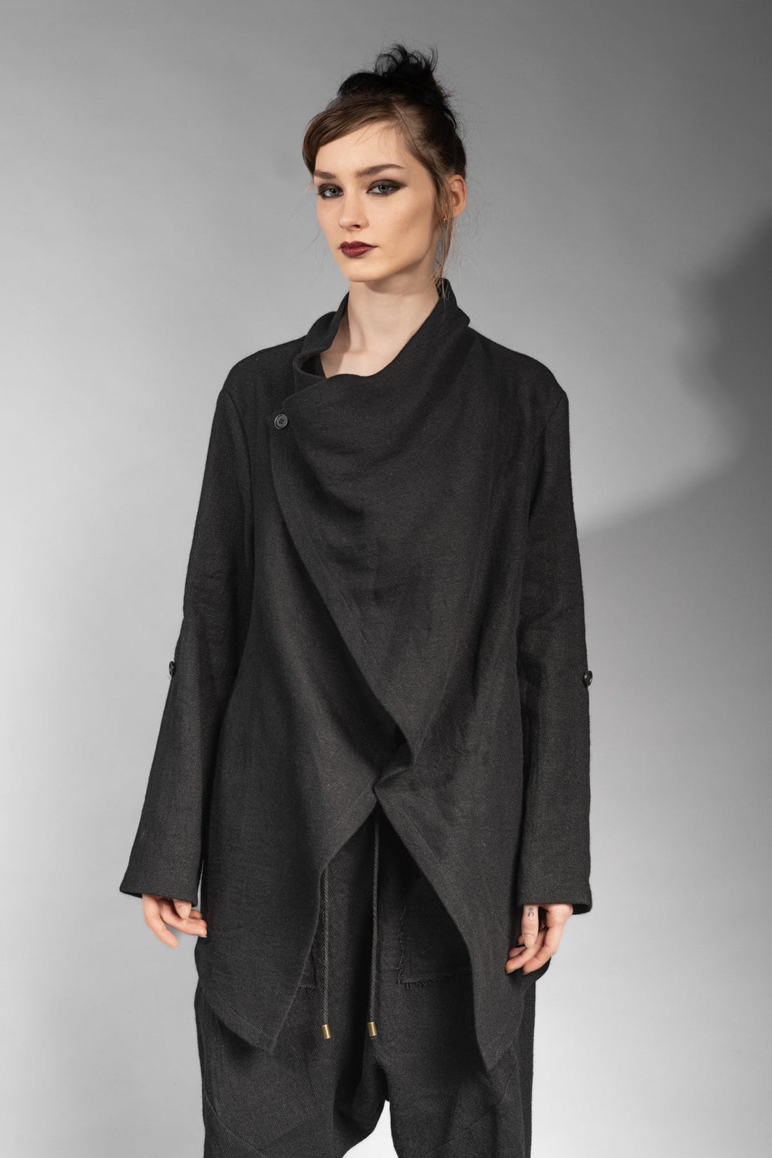 eigensinnig wien | Apollon | Schwarzer, extravaganter Oversize Cardigan aus Wolle-Leinen-Mix