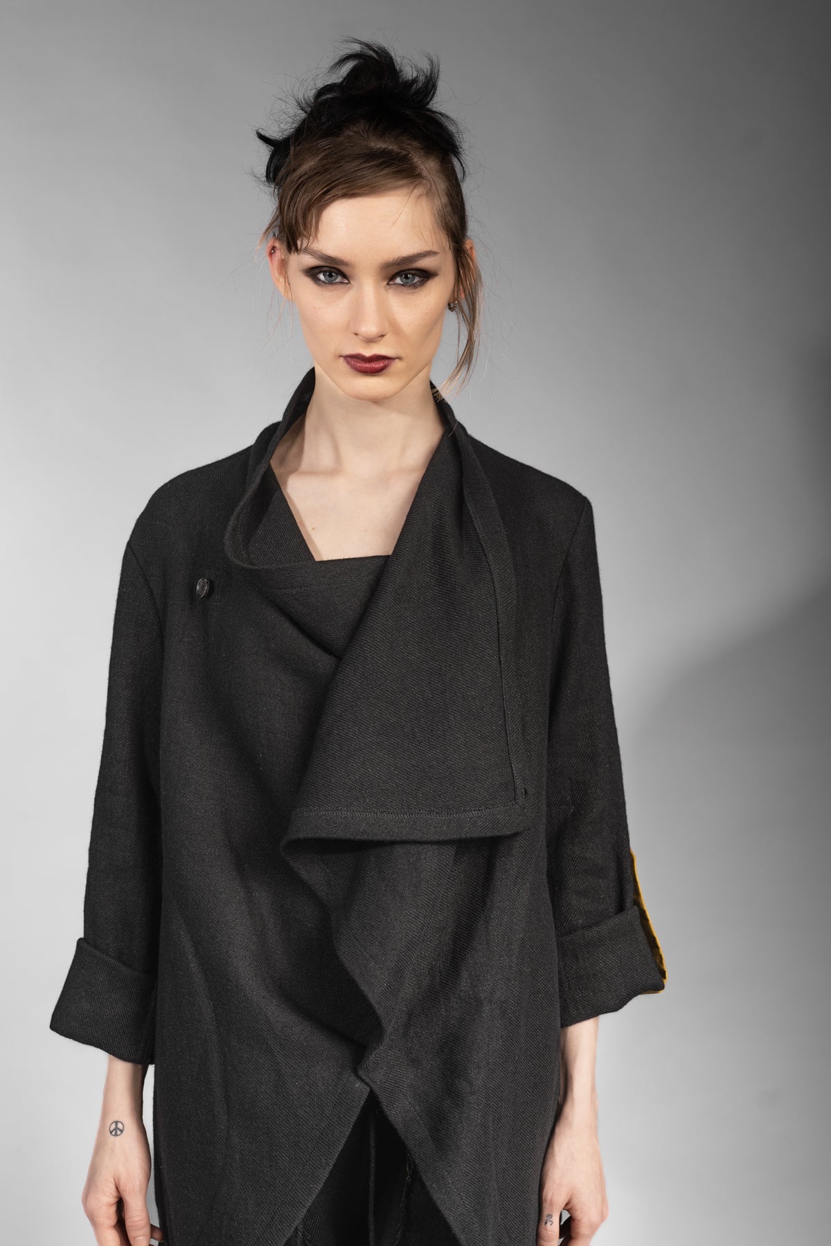 eigensinnig wien | Apollon | Schwarzer, extravaganter Oversize Cardigan aus Wolle-Leinen-Mix