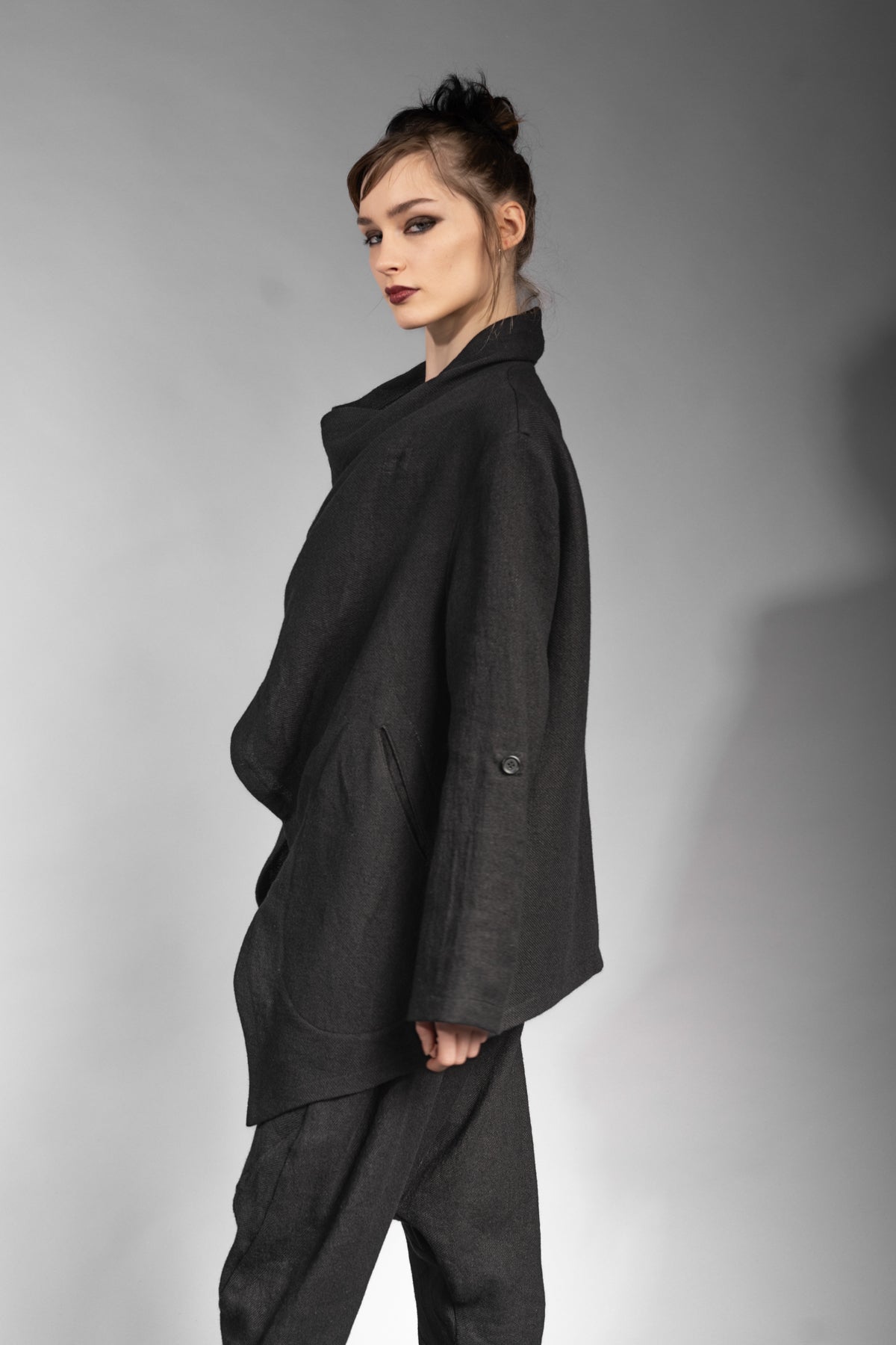 eigensinnig wien | Apollon | Schwarzer, extravaganter Oversize Cardigan aus Wolle-Leinen-Mix