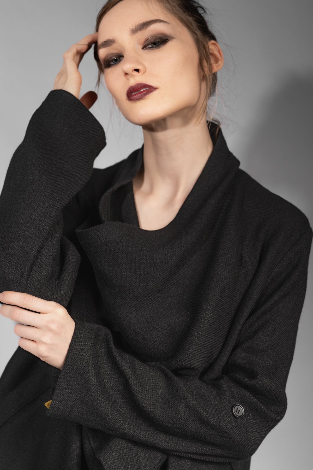 eigensinnig wien | Apollon | Schwarzer, extravaganter Oversize Cardigan aus Wolle-Leinen-Mix