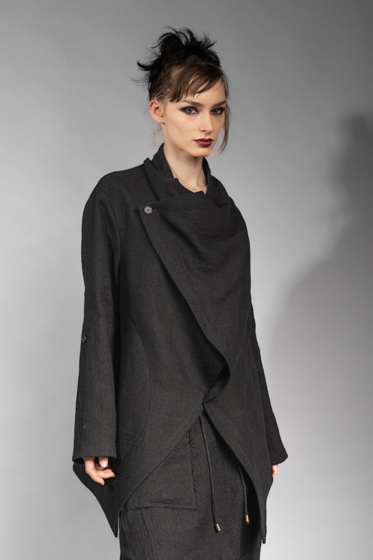 eigensinnig wien | Apollon | Schwarzer, extravaganter Oversize Cardigan aus Wolle-Leinen-Mix