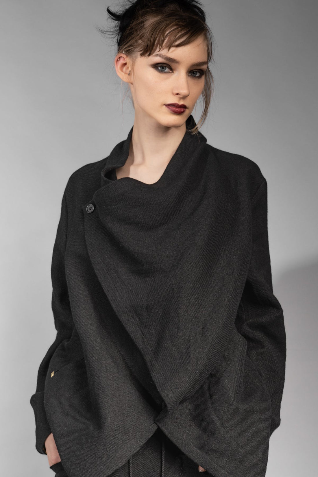 eigensinnig wien | Apollon | Schwarzer, extravaganter Oversize Cardigan aus Wolle-Leinen-Mix