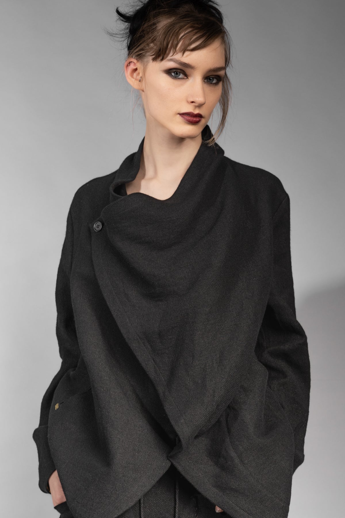 eigensinnig wien | Apollon | Schwarzer, extravaganter Oversize Cardigan aus Wolle-Leinen-Mix