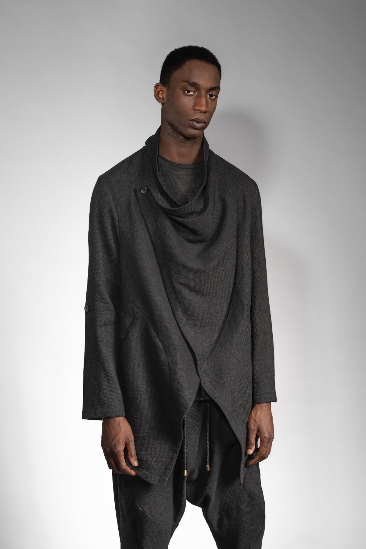 eigensinnig wien | Apollon | Schwarzer, extravaganter Oversize Cardigan aus Wolle-Leinen-Mix