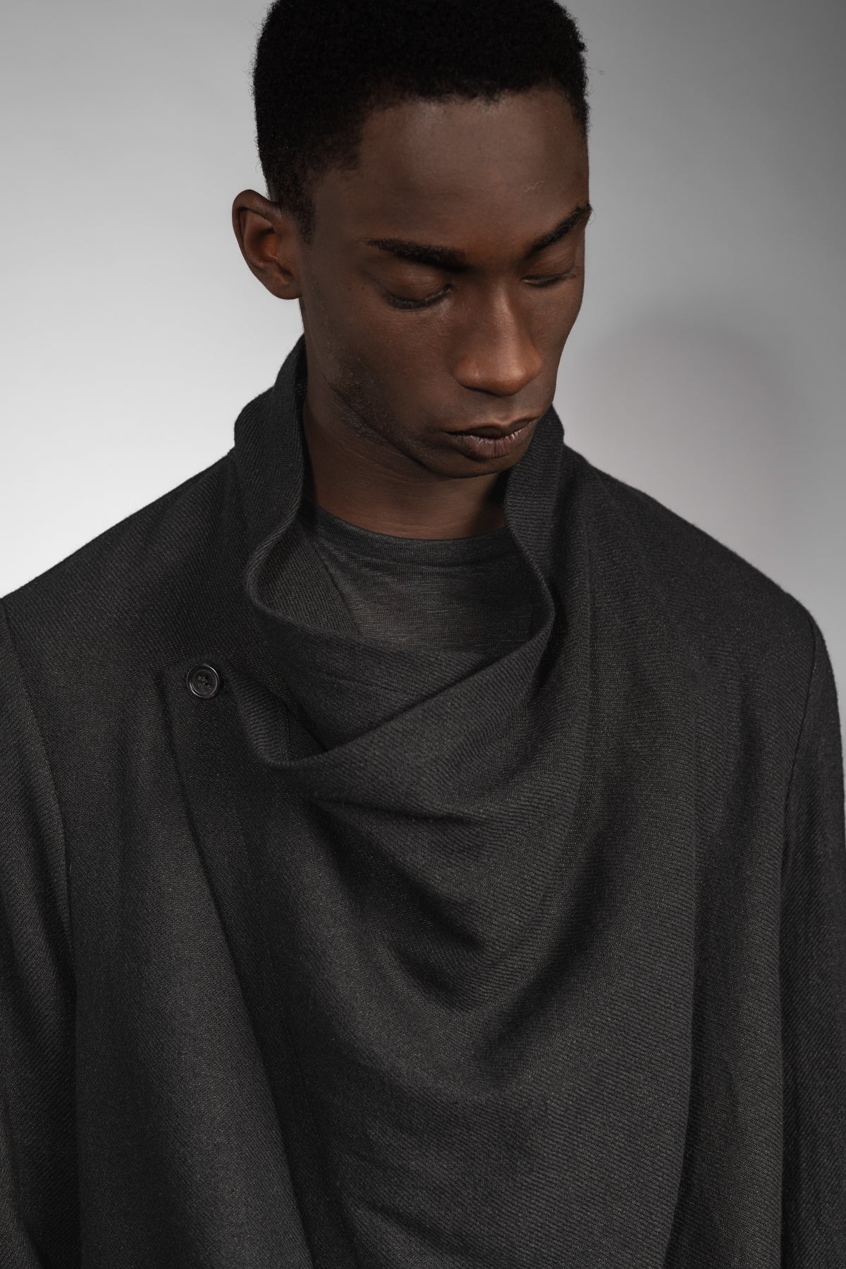 eigensinnig wien | Apollon | Schwarzer, extravaganter Oversize Cardigan aus Wolle-Leinen-Mix