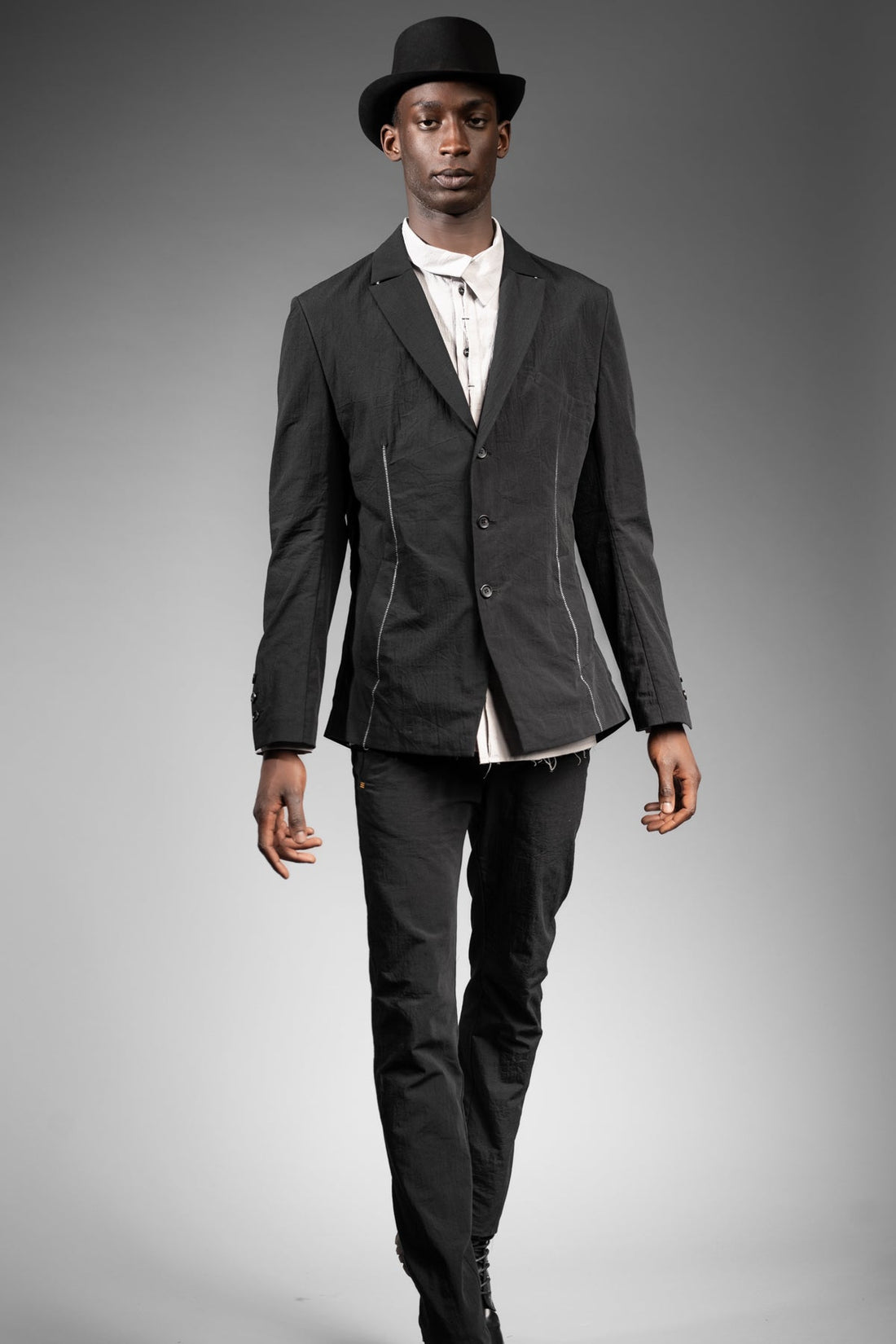 eigensinnig wien | ArgGro | Schwarzer Slim Fit Designer Herrenanzug aus japanischer Baumwolle