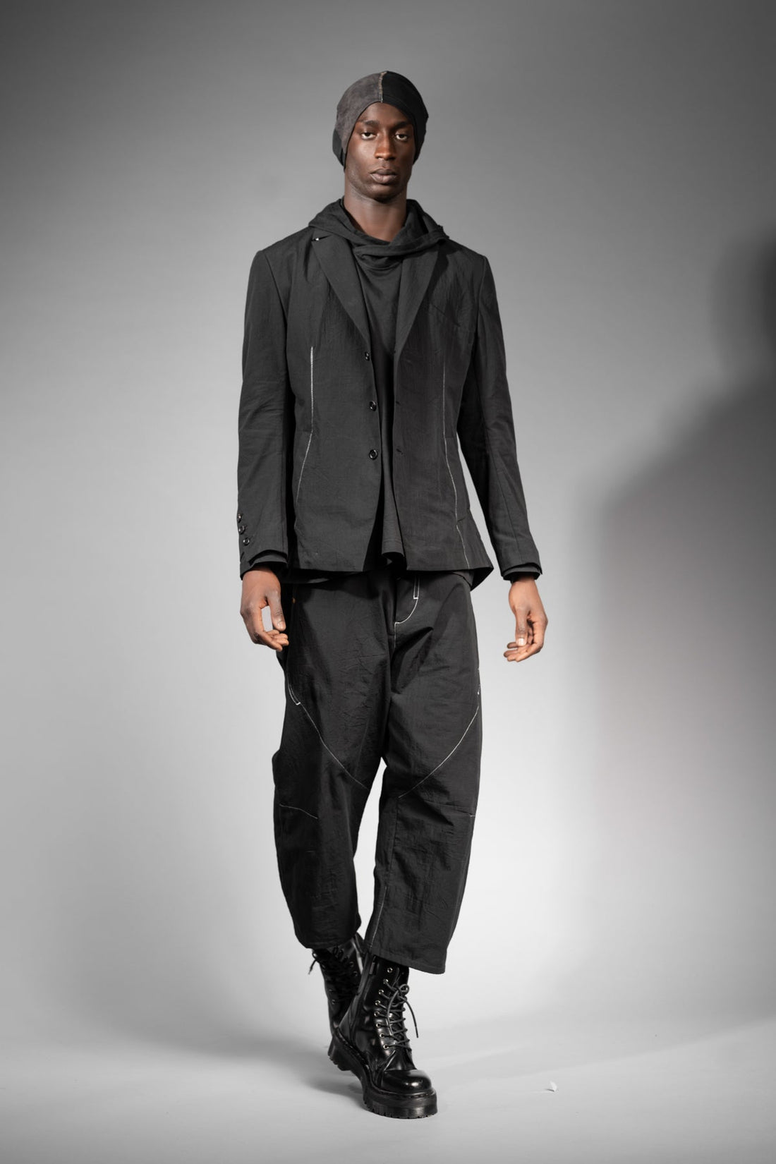 eigensinnig wien | ArgQua | Designer Anzug mit Baggy Hose für Herren aus schwarzer japanischer Baumwolle
