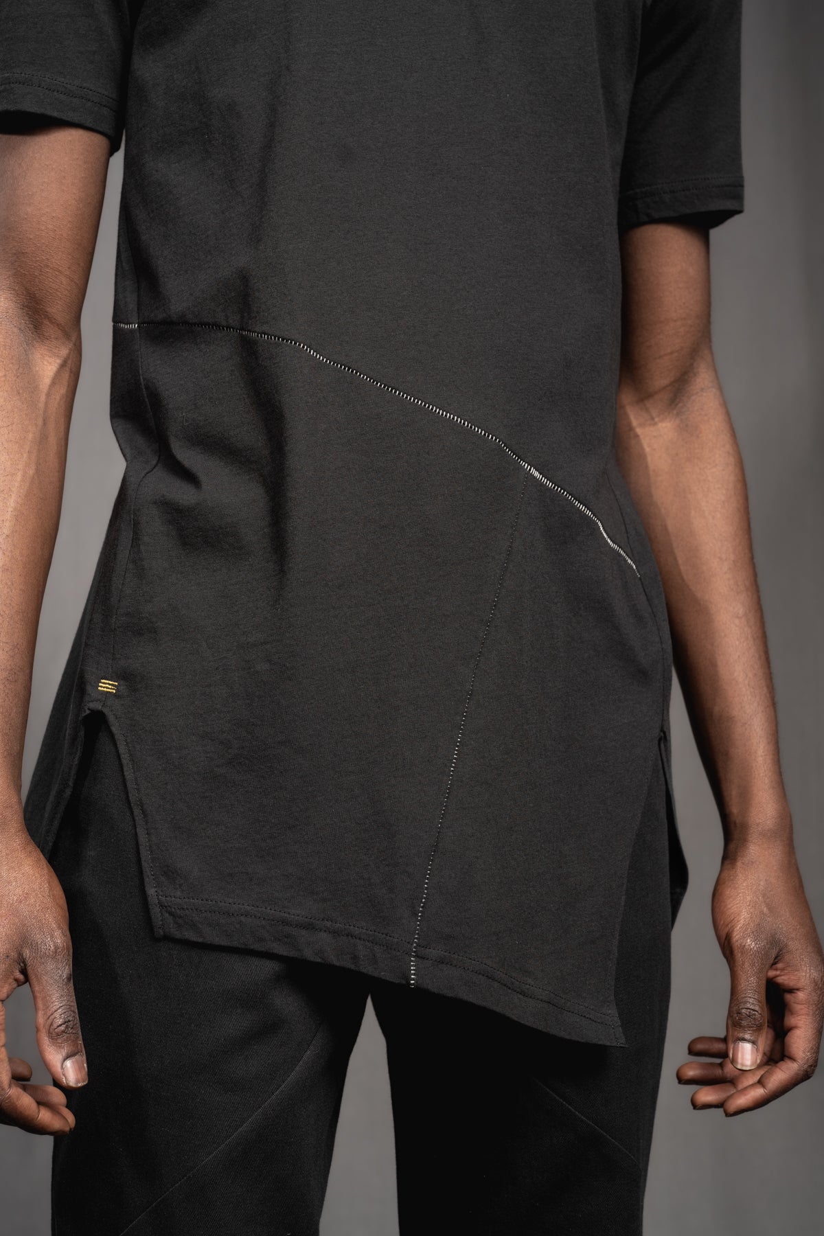 eigensinnig wien | Artmann | Schwarzes, avantgardistisches Long-T-Shirt aus Baumwolle