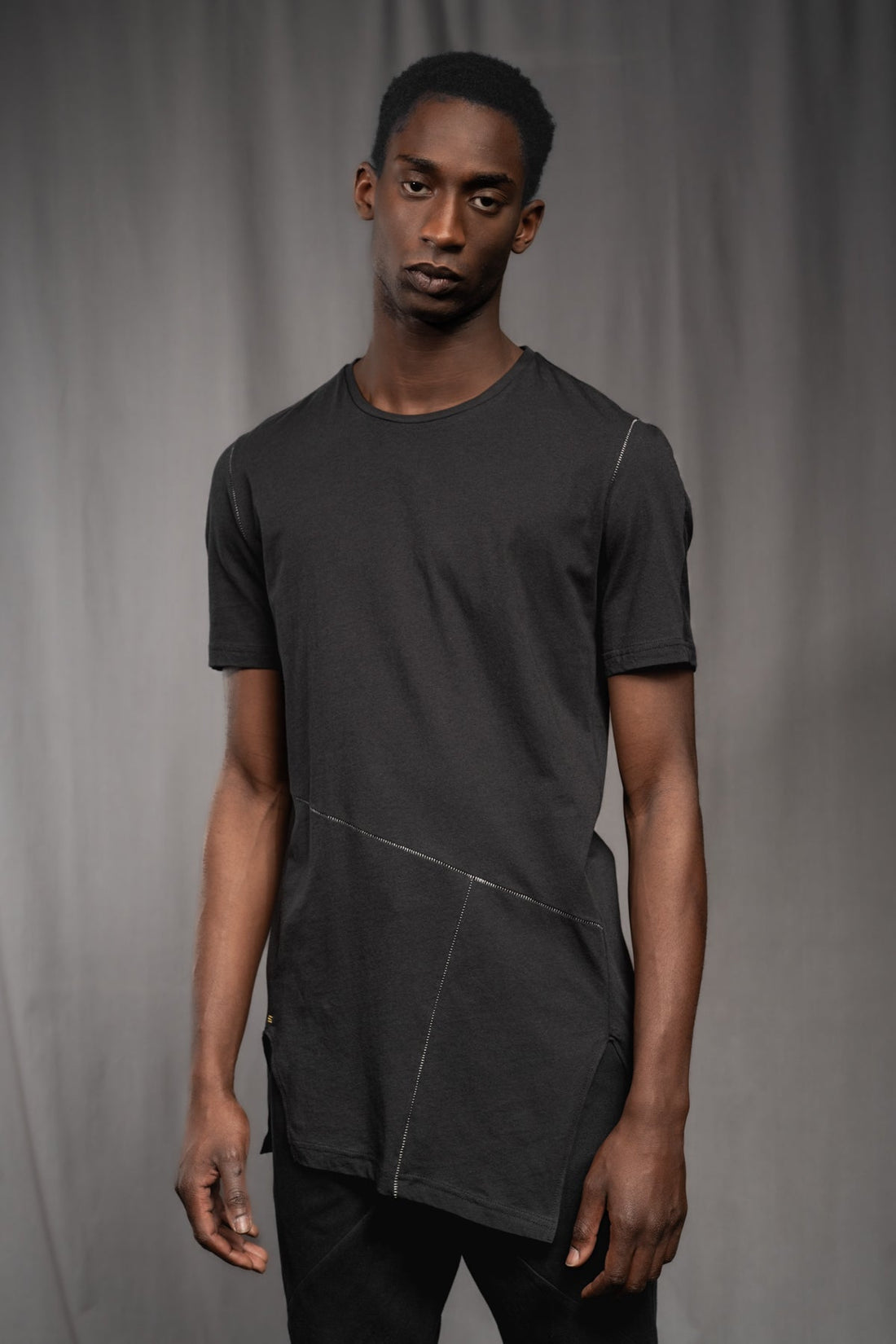 eigensinnig wien | Artmann | Schwarzes, avantgardistisches Long-T-Shirt aus Baumwolle