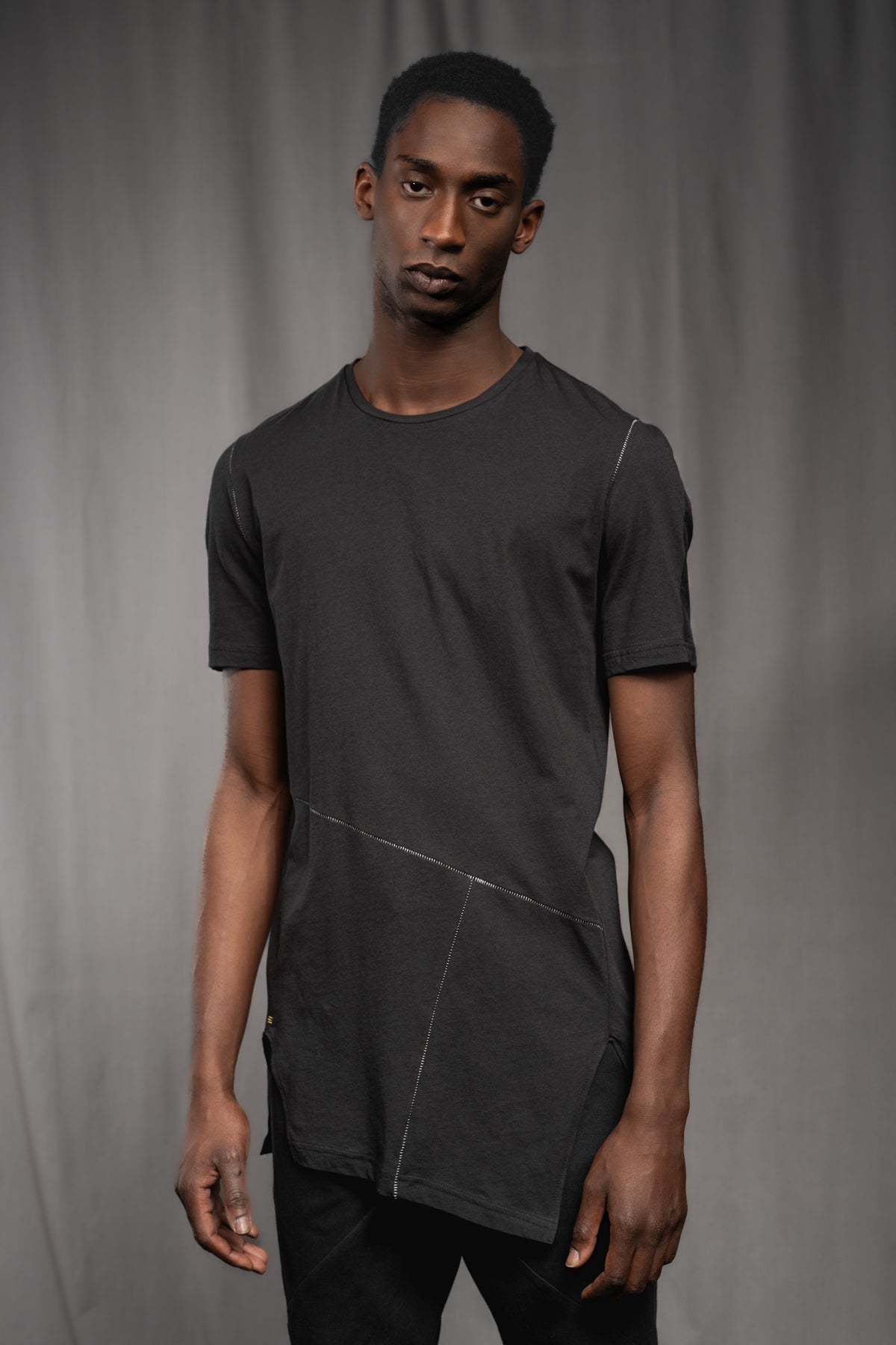 eigensinnig wien | Artmann | Schwarzes, avantgardistisches Long-T-Shirt aus Baumwolle