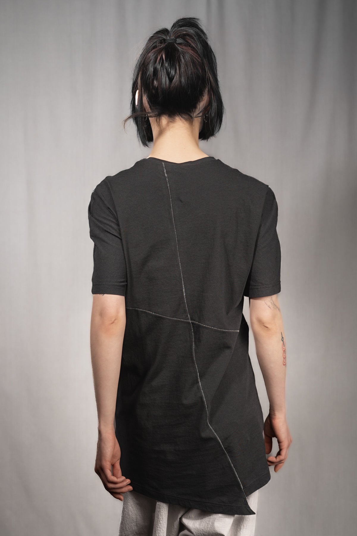 eigensinnig wien | Artmann | Schwarzes Designer T-Shirt in Long Fit aus Baumwolle