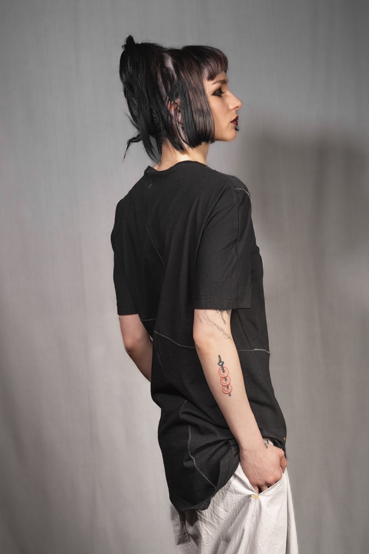 eigensinnig wien | Artmann | Schwarzes Designer T-Shirt in Long Fit aus Baumwolle