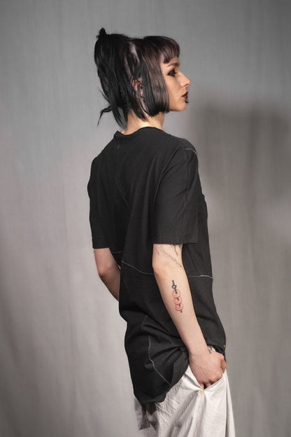 eigensinnig wien | Artmann | Schwarzes Designer T-Shirt in Long Fit aus Baumwolle