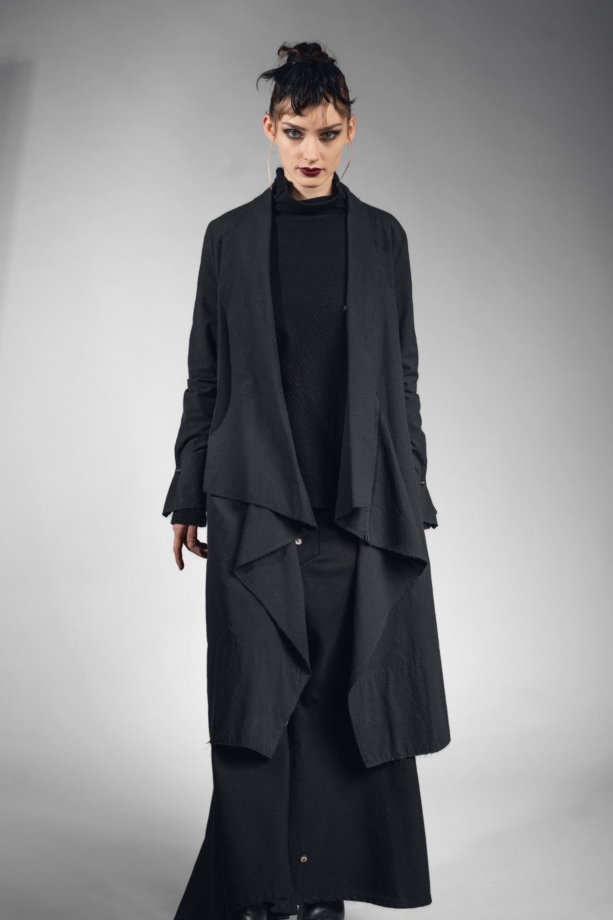 eigensinnig wien | Athena | Elegantes Mantelkleid in exklusivem Design aus schwarzer Seide