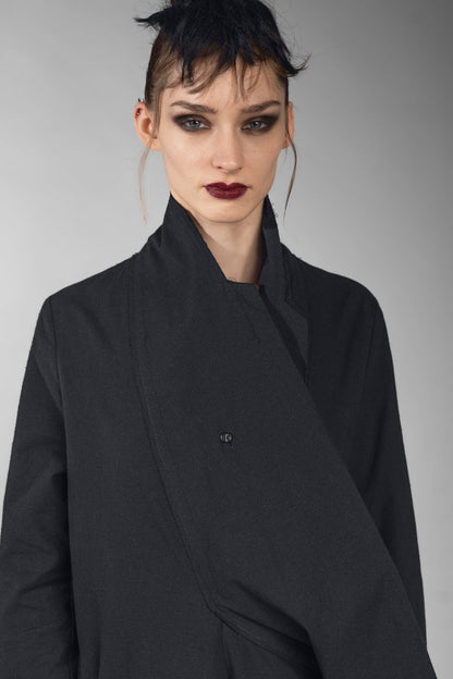 eigensinnig wien | Athena | Elegantes Mantelkleid in exklusivem Design aus schwarzer Seide