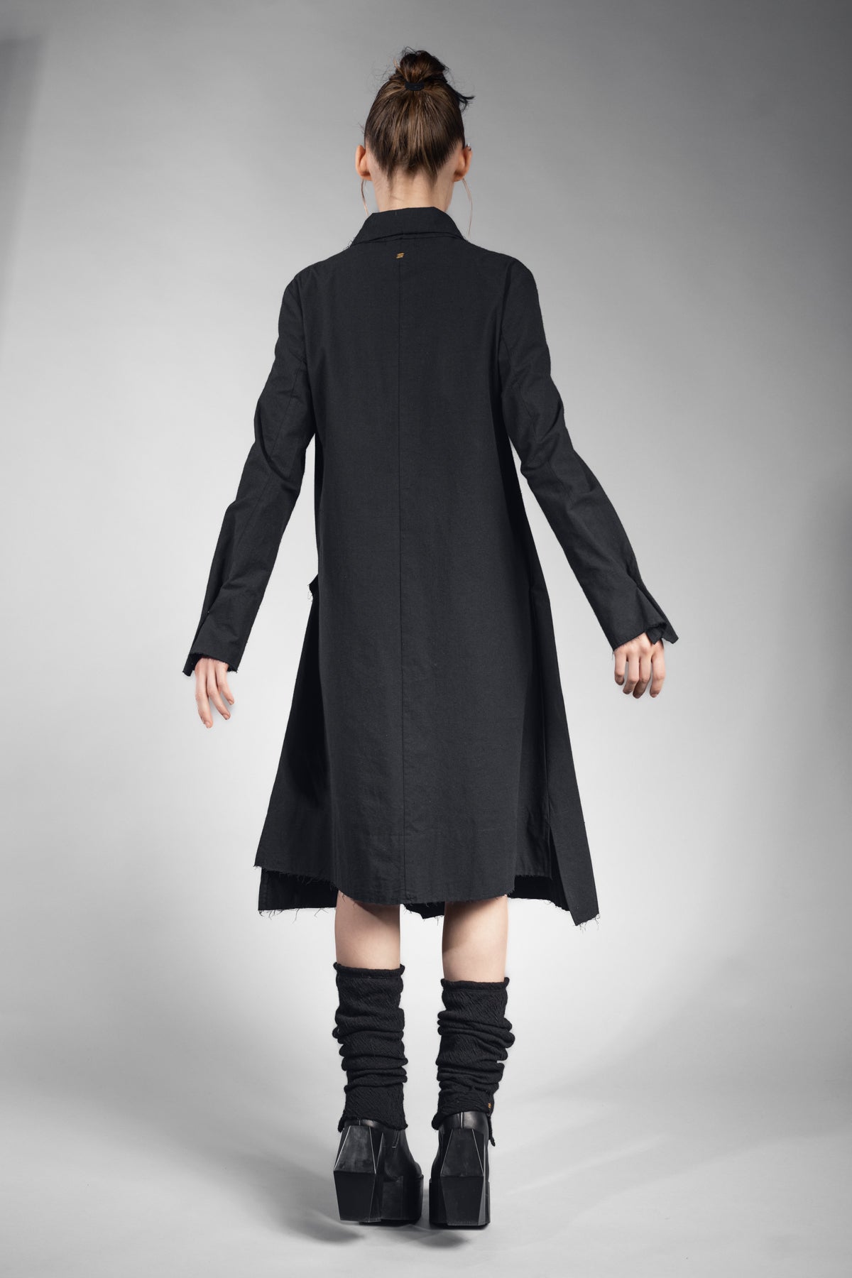 eigensinnig wien | Athena | Elegantes Mantelkleid in exklusivem Design aus schwarzer Seide