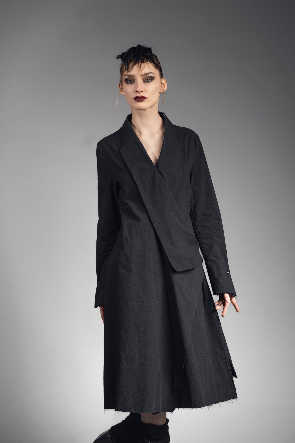 eigensinnig wien | Athena | Elegantes Mantelkleid in exklusivem Design aus schwarzer Seide