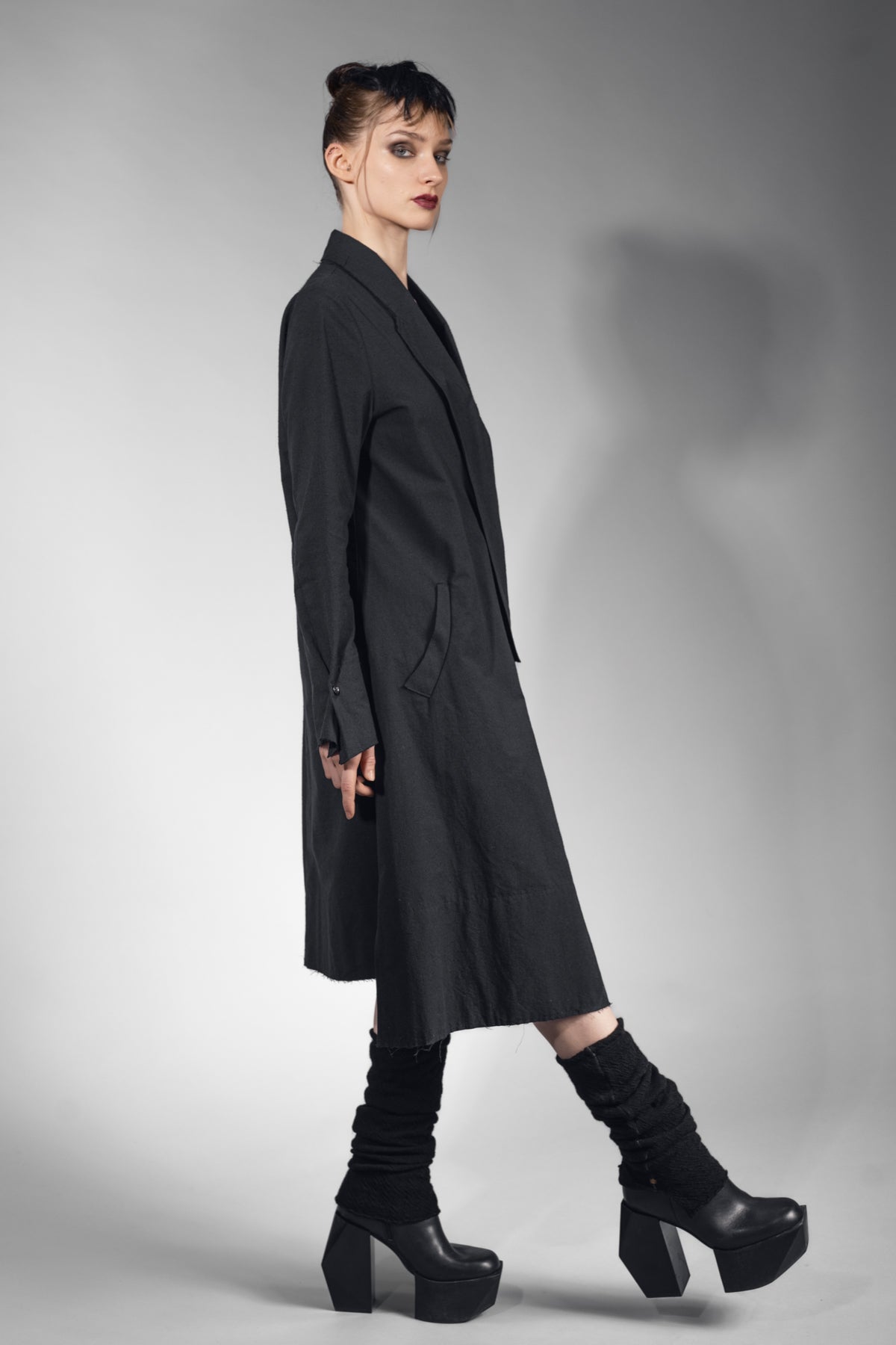 eigensinnig wien | Athena | Elegantes Mantelkleid in exklusivem Design aus schwarzer Seide
